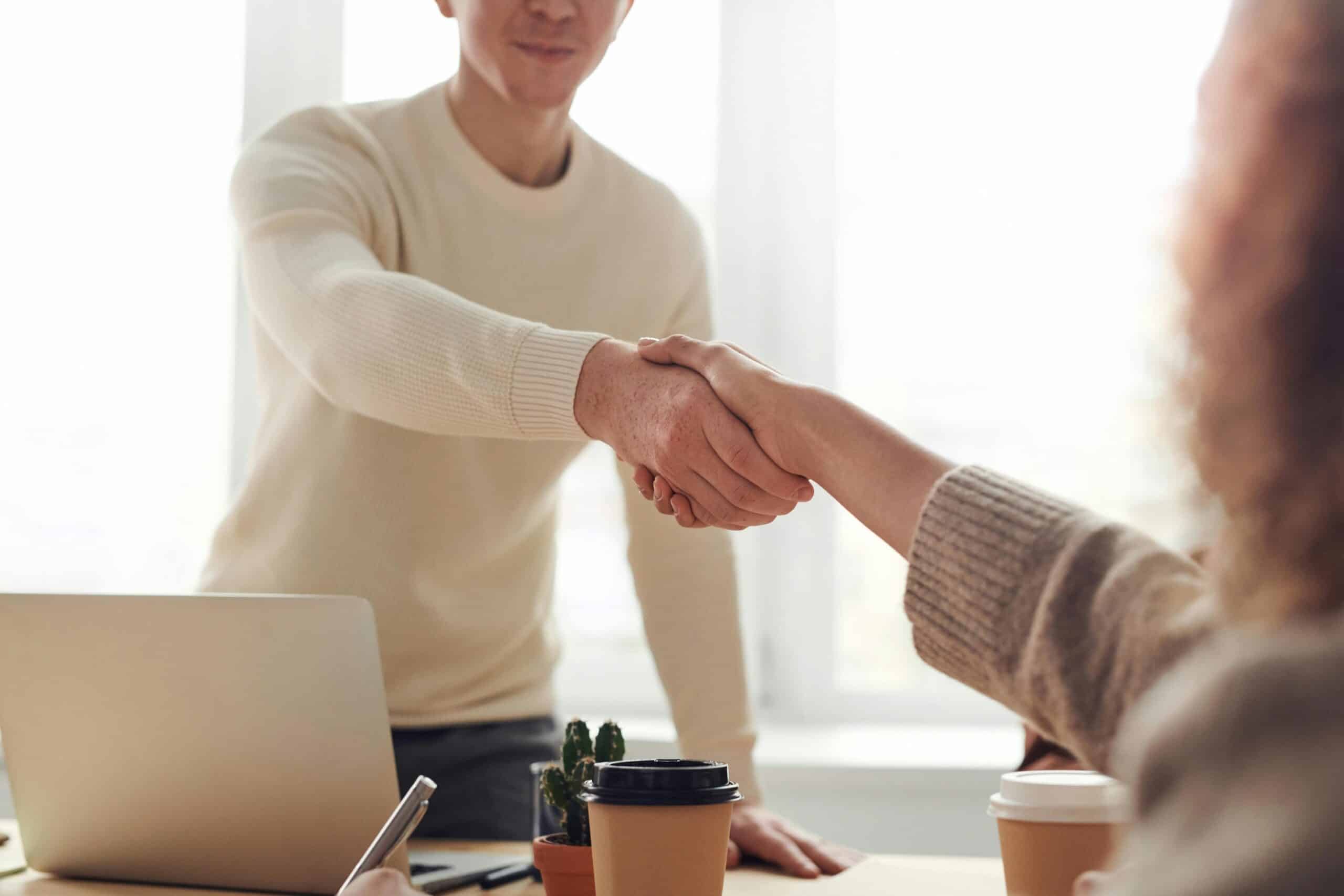 Two ecommerce sellers shaking hands